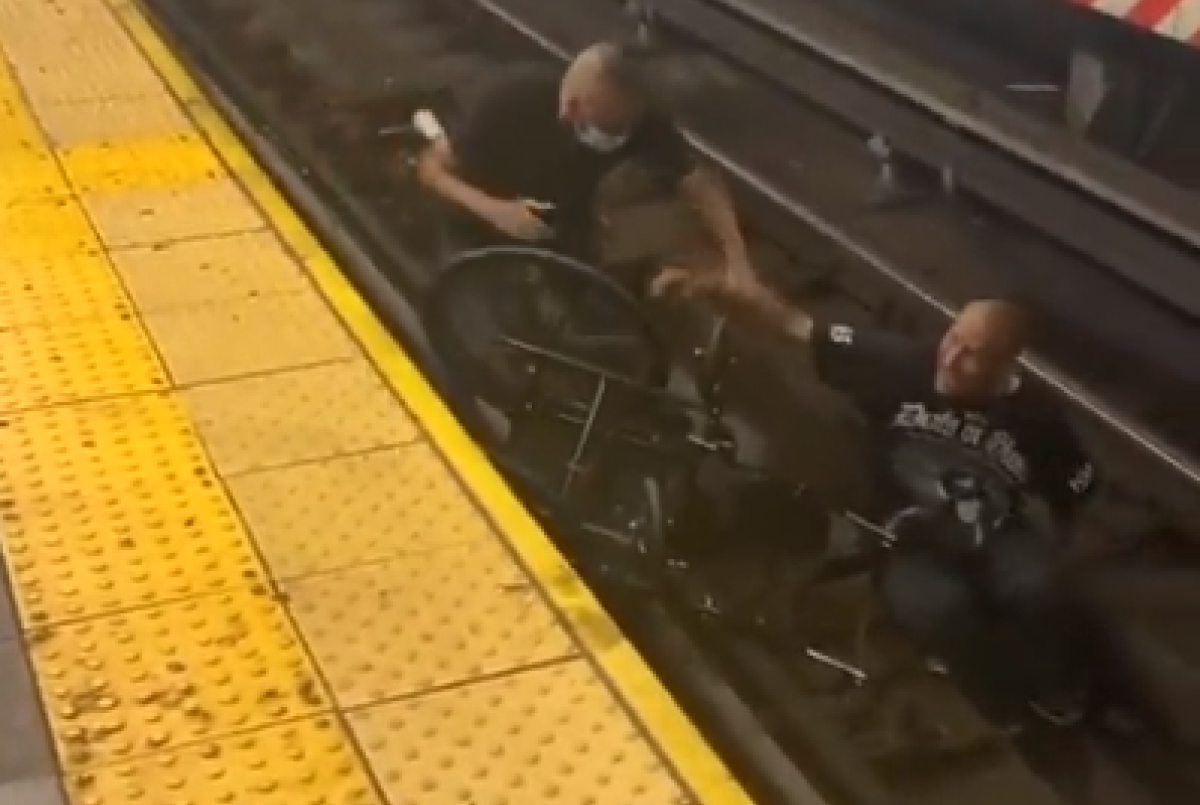 Video: impactante, un hombre en sillas de ruedas se salvó por segundos de ser arrollado por un tren | Internacionales