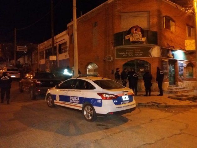 Dos menores apuñalaron y mataron a su papá porque les pegaba: se entregaron a la Policía | Actualidad