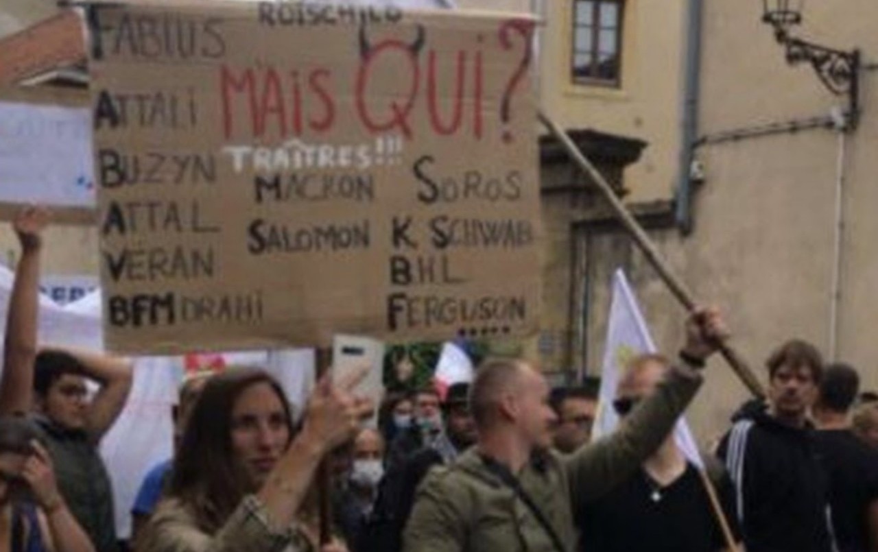 Profesora irá a juicio en Francia por llevar una pancarta antisemita en una protesta | Internacionales