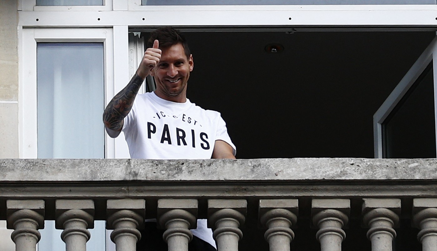 Lionel Messi salió al balcón del hotel y saludó a los hinchas del PSG | Deportes