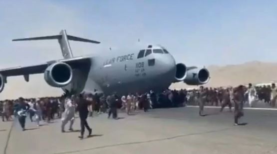 Caos en Afganistán: Miles de personas se agolpan en el aeropuerto para dejar Kabul | Internacionales