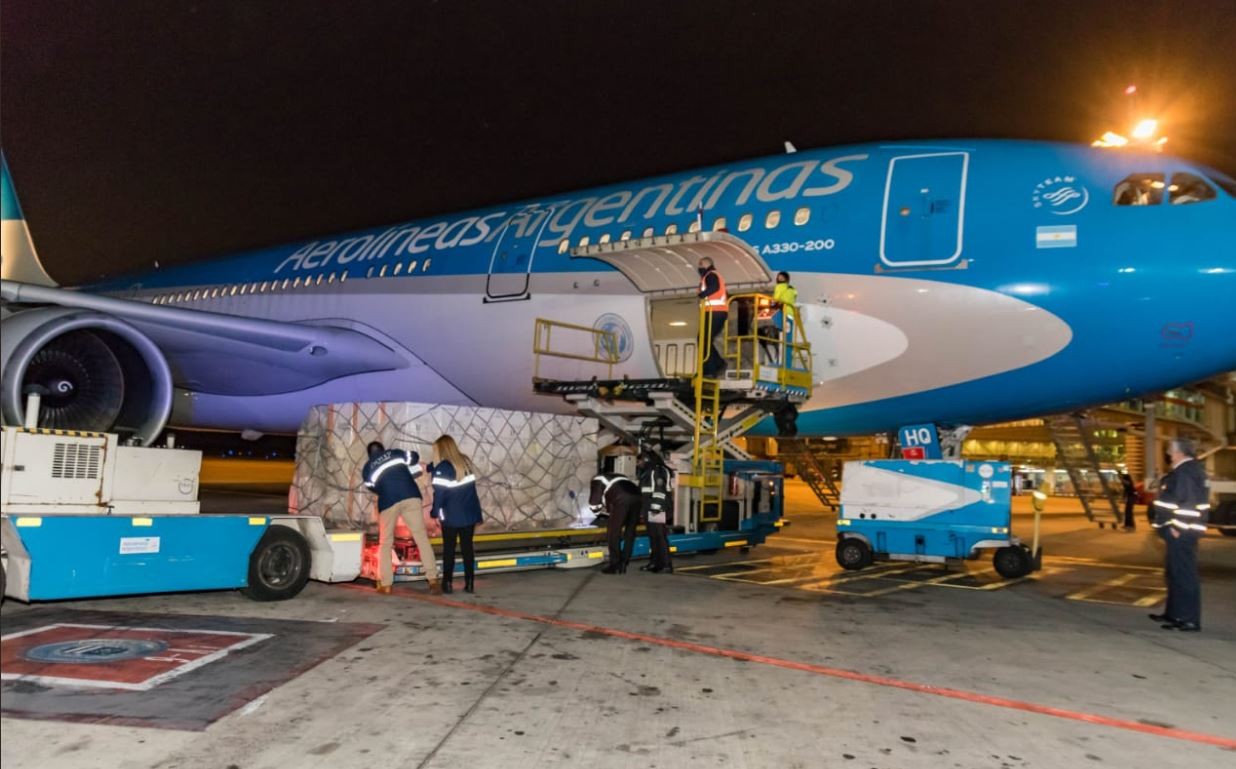 Llegaron al país 400.000 dosis de vacunas AstraZeneca donadas por España | Actualidad