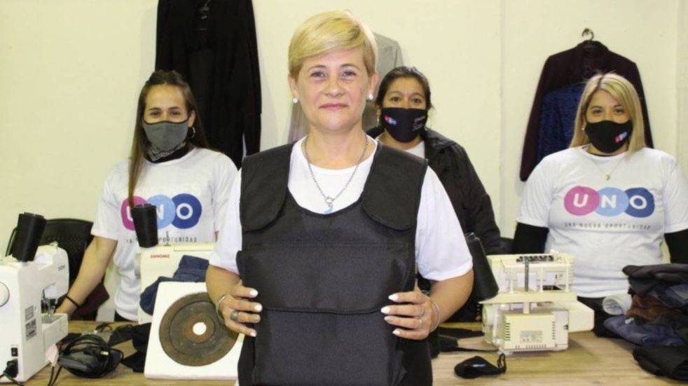 Precandidata a concejal de Rosario reparte chalecos antibalas para proteger a vecinos de los sicarios | Actualidad