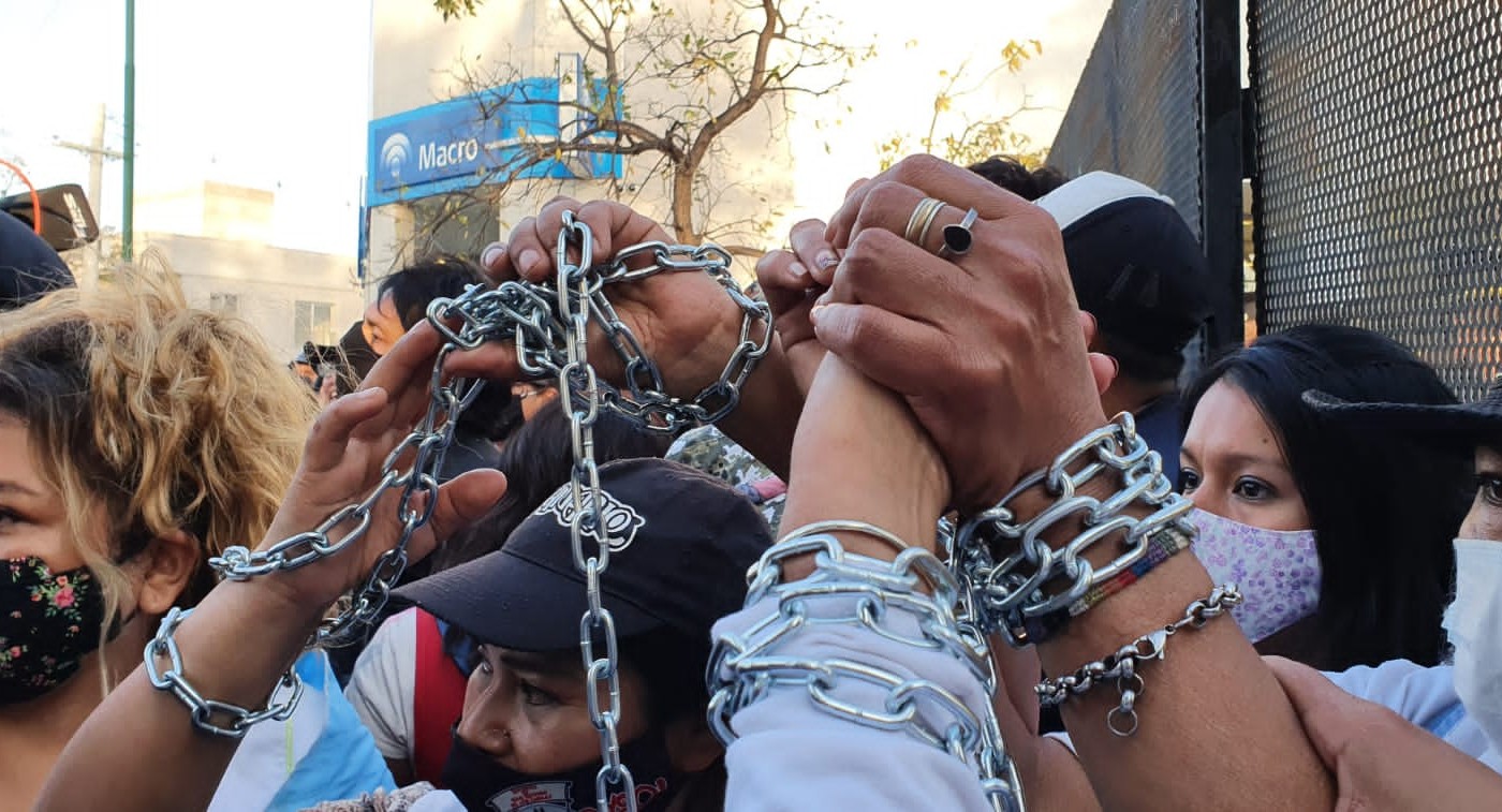 Paro docente en Salta: maestros autoconvocados se encadenaron | Actualidad