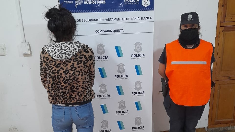 La descubrieron mientras lavaba un auto robado en la vía pública y fue arrestada | Actualidad