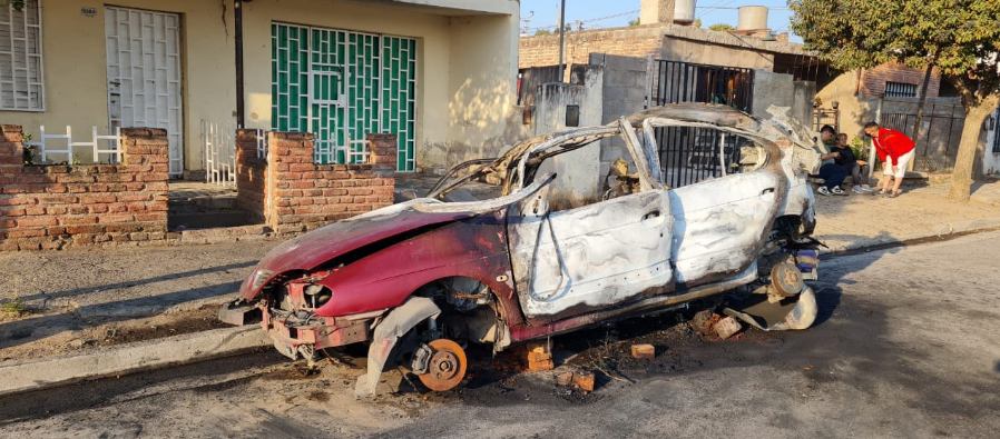 Explotó un auto en barrio Renacimiento, viviendas cercanas resultaron dañadas | Córdoba