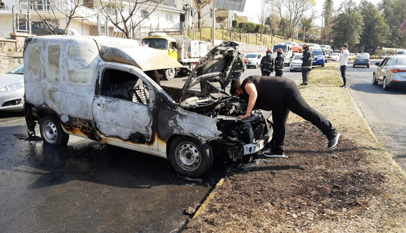 Video: se incendió un utilitario en Avenida Rafael Nuñez | Córdoba