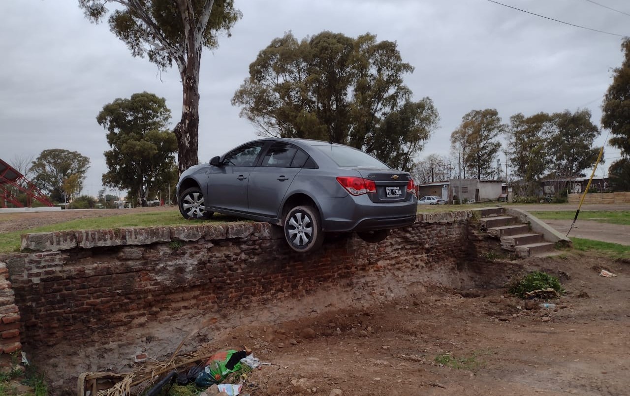 Insólito: por una mala maniobra, su vehículo quedó "colgado" en un anfiteatro | Actualidad