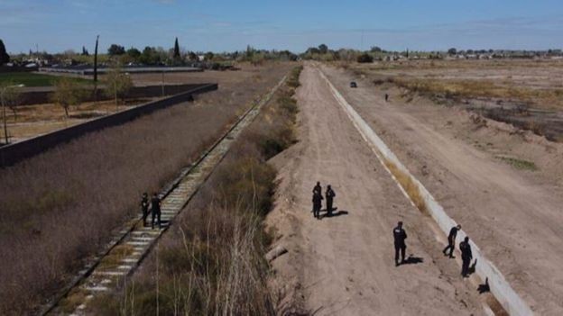 Salió de una fiesta y se acostó a dormir las vías: lo atropelló un tren y le cortó los pies | Actualidad