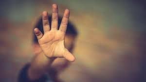 Acusan a una abuela de abusar sexualmente de sus nietos y un amiguito | Actualidad