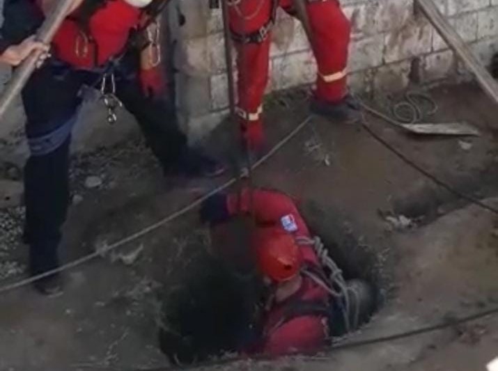 Video: Así rescataron a un hombre de 70 años que cayó a un pozo negro | Córdoba