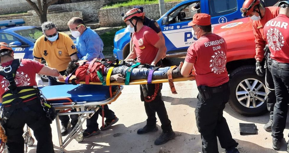 Joven resultó golpeado al caer por un barranco | Córdoba