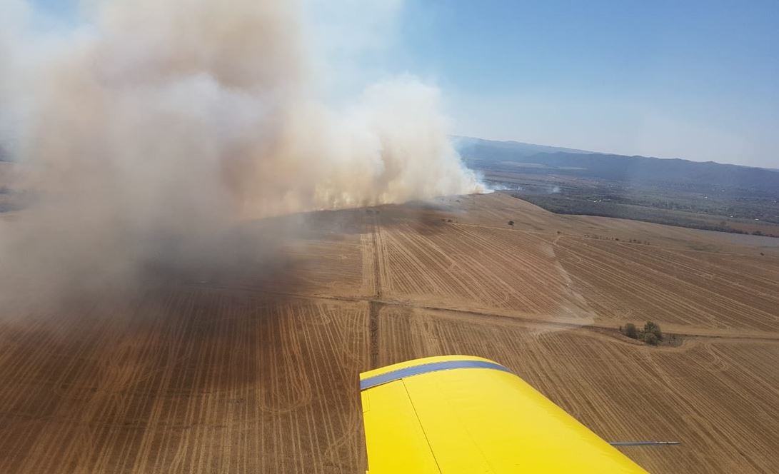 Bomberos voluntarios trabajan para contener un incendio en San Ignacio | Córdoba