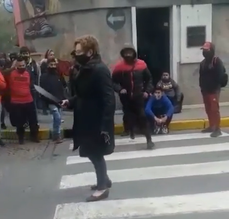Abuela corre a piqueteros con un machete en Salta | Actualidad