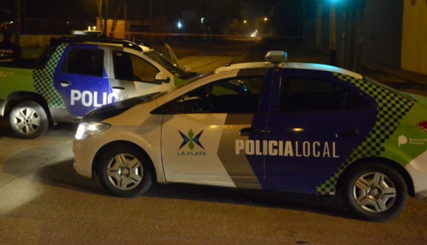 La Plata: se vistieron de policías, ataron a un abuelo y a sus nietos y se llevaron un millón de pesos | Actualidad