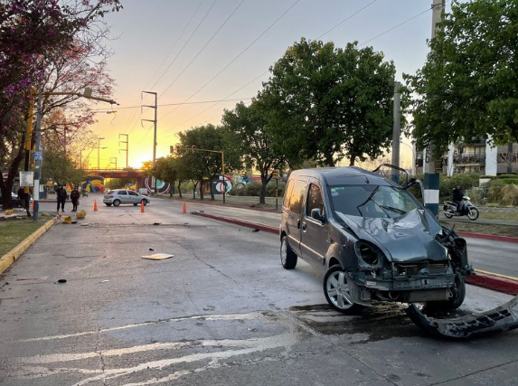 Le dio de lleno a un semáforo con su auto | Córdoba