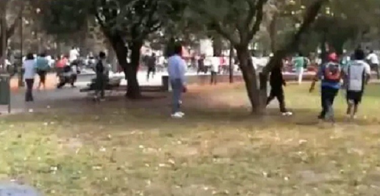 “La guerra de las gorras”: brutal batalla de jóvenes en una plaza de Tucumán | Actualidad