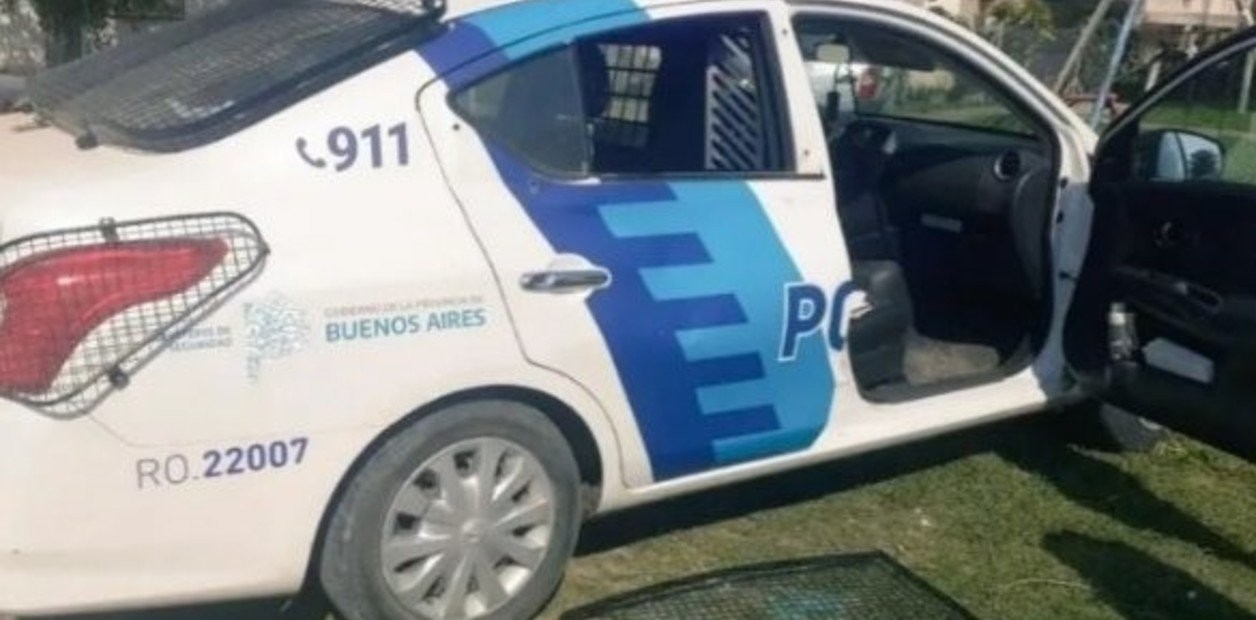 Policías fueron a un barrio por la muerte de una mujer y les desvalijaron el patrullero | Actualidad