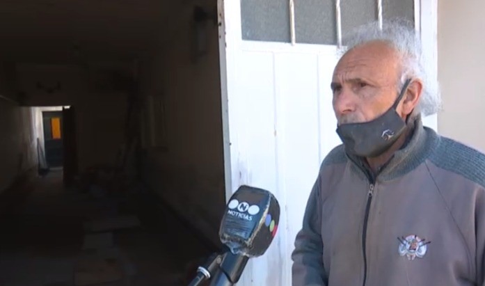 El drama de convivir con el mal olor: se le rebalsan líquidos cloacales dentro de su casa | Actualidad