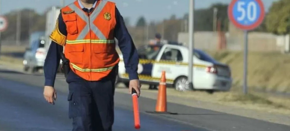 Córdoba: detenido por usar como sombrero un cono de tránsito de la Policía Caminera | Córdoba