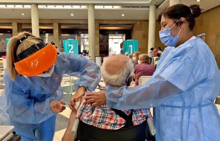 Vacunación contra Covid: mayores de 60 años pueden acudir sin turno a segunda dosis | Córdoba