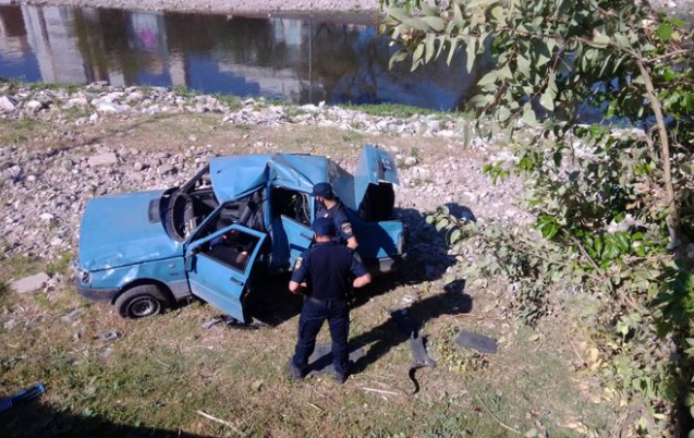 Despistó con su auto y cayó a la vera del río Suquía | Córdoba