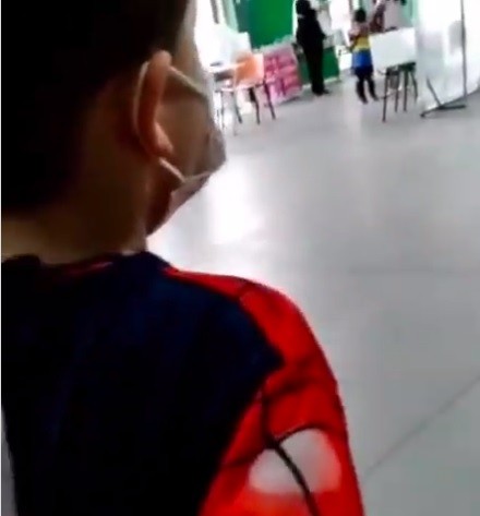 Se fue a vacunar vestido como el Hombre Araña y lo llamaron "Peter Parker" | Actualidad