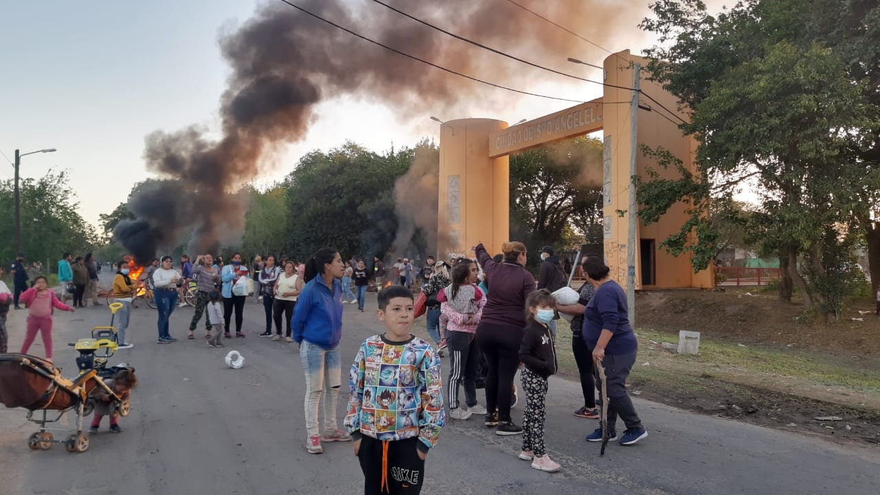 Vecinos de Villa Angelelli reclaman por la falta de luz desde hace más de 30 horas | Córdoba