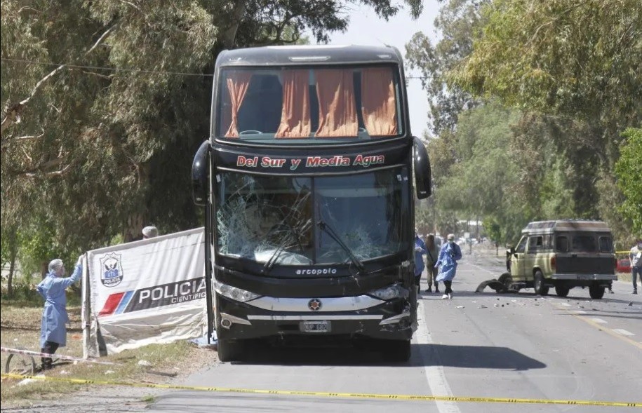 En el Día de la Madre fue a visitar la tumba de la mujer junto a sus papá: al regresar, murieron atropellados | Actualidad