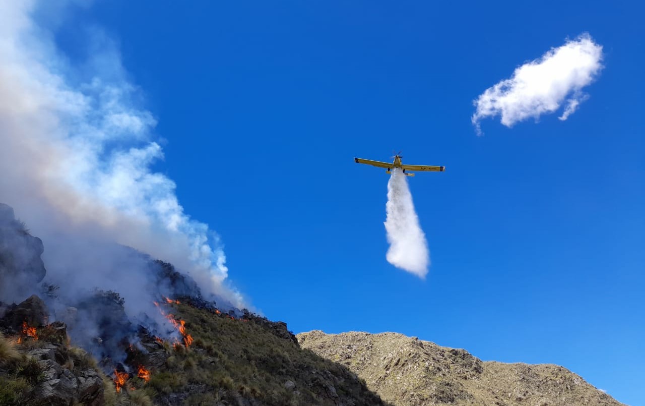 Bomberos combaten un incendio en traslasierra | Córdoba