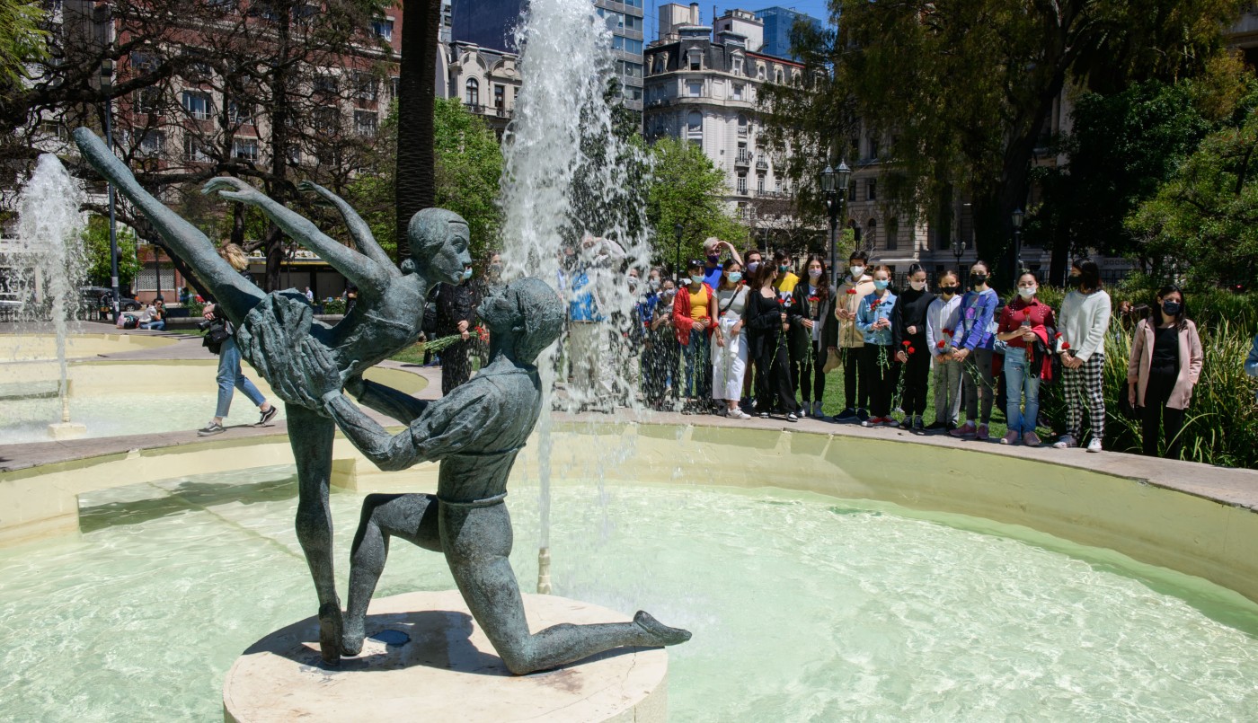 A 50 años de la tragedia aérea en la que murieron integrantes del Ballet Estable del Colón, se reinauguró la fuente homenaje | Actualidad