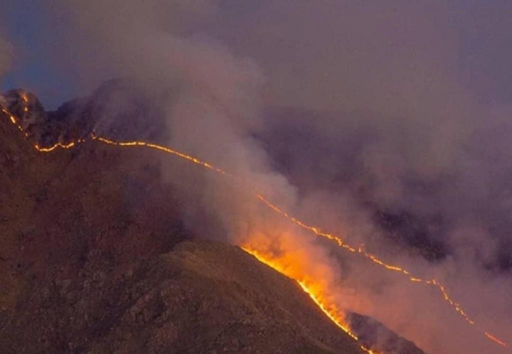 El fuego se aproxima a las viviendas en traslasierra | Córdoba