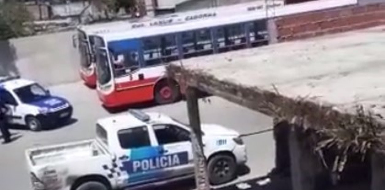 Murió un mecánico en una terminal: estaba debajo del colectivo revisándolo, subió el chofer, arrancó y lo arrolló | Actualidad