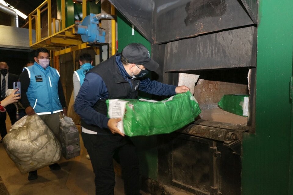 Quemaron más de 50.000 barbijos truchos del Conicet en Chacarita | Actualidad