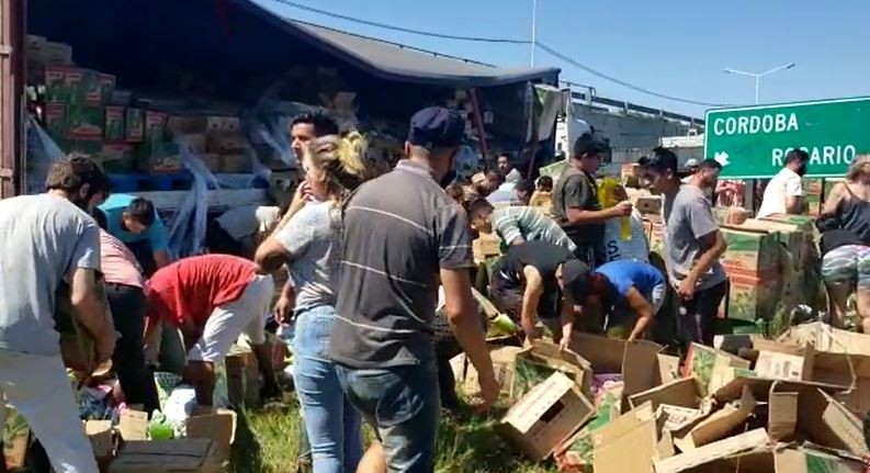 La indignación de un camionero: volcó el camión y los vecinos saquearon la mercadería | Actualidad
