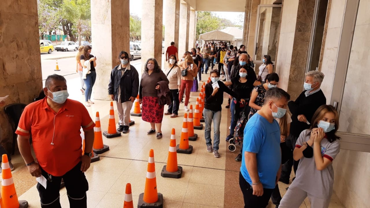 Coronavirus: Largas filas para la colocación de terceras dosis | Córdoba