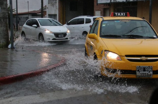 A confesión de partes…Taxistas admiten que con lluvia guardan los autos | Córdoba
