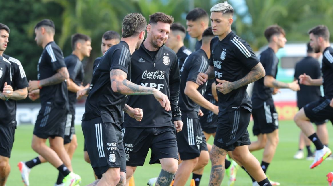 Lionel Messi entrenó a la par de sus compañeros y podría ser titular ante Uruguay | Deportes