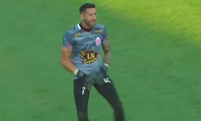 Escándalo con el arquero de Barracas Central: hizo un gesto obsceno, no fue expulsado y jugará la final | Deportes