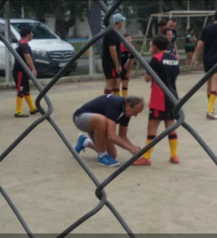 Gesto: la conmovedora foto de Hugo Porta atándole los cordones a un niño con discapacidad | Deportes