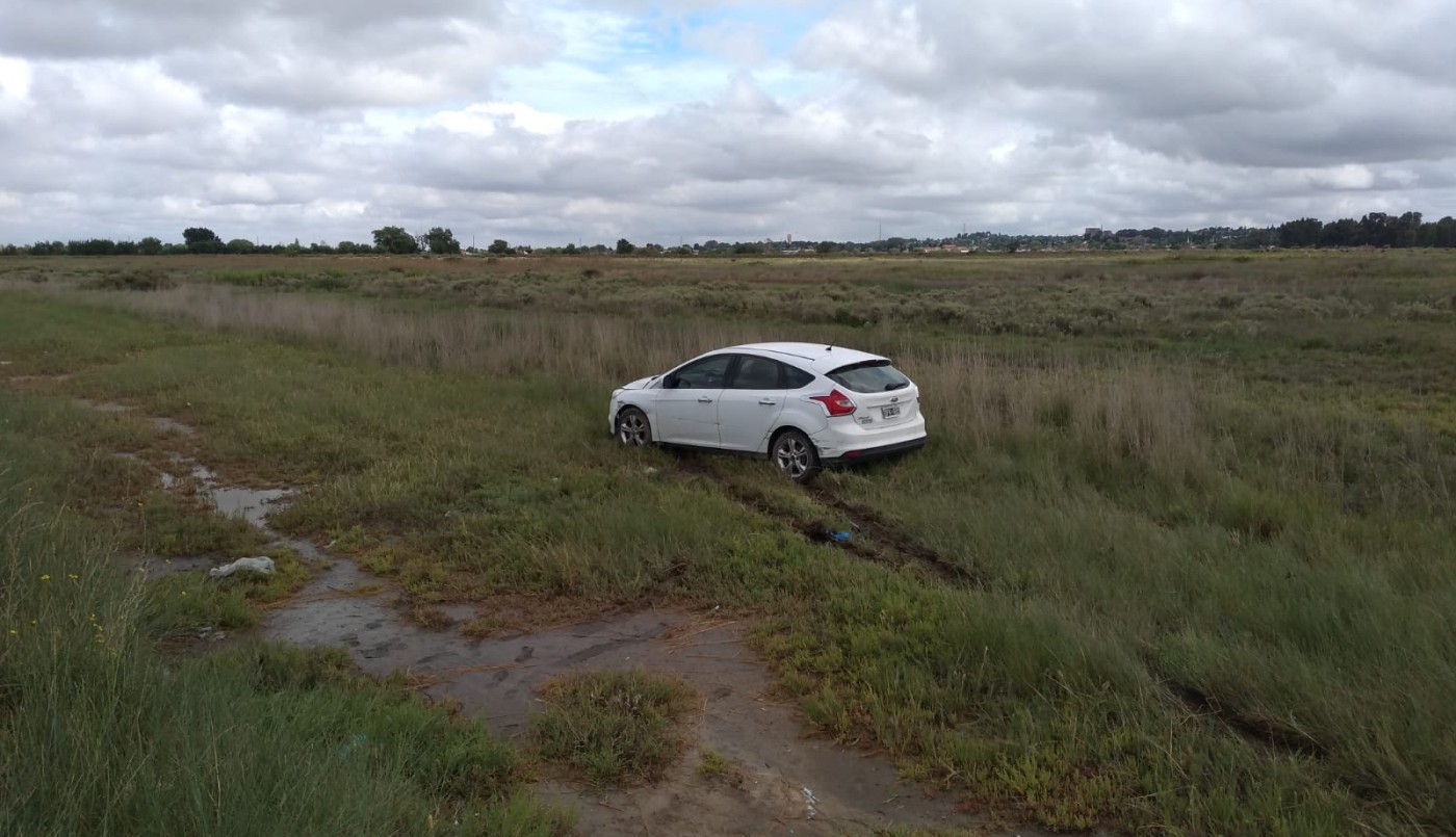 Locura al volante: alcoholizado, chocó contra un guardarrail y dañó a dos vehículos | Actualidad