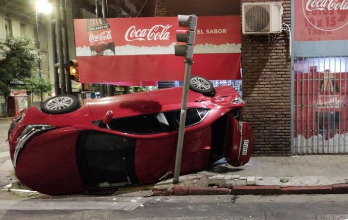 Choque y vuelco en pleno centro, un vehículo cruzó semáforo en rojo | Córdoba