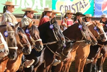 Las mujeres se prueban en el Campeonato Nacional e Internacional de Jineteada en Santa Fe | Actualidad