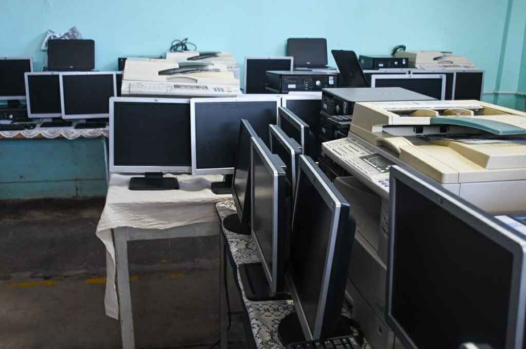 Detenidos repararon y donaron computadoras a escuelas rurales de Córdoba | Actualidad