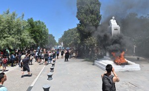 Incidentes y destrozos en la Casa de Gobierno de Chubut en medio de protesta de ambientalistas | Actualidad