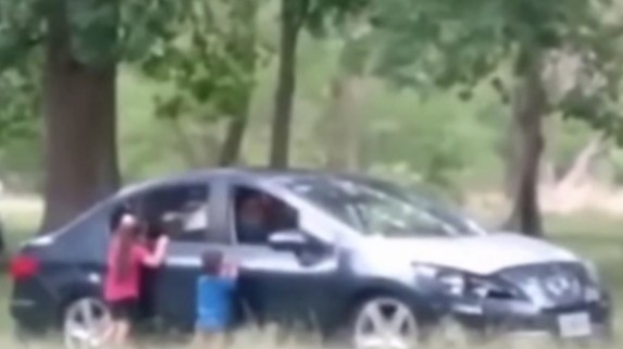 Detuvieron a una pareja que bajó a sus hijos del auto para poder tener sexo | Actualidad