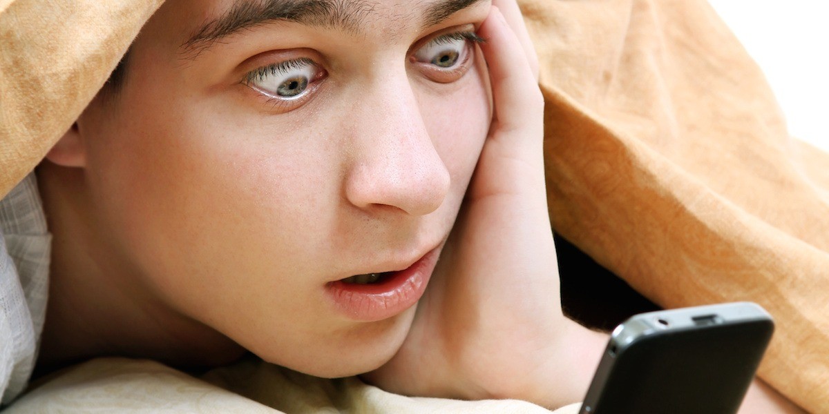 Su papá le prestó el teléfono y encontró una foto íntima de su madre | Actualidad