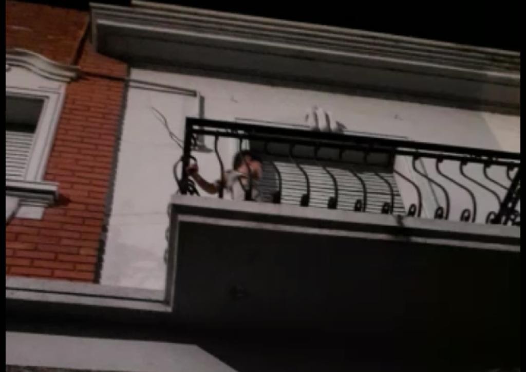 "Spiderpolice": Un policía trepó un balcón para salvar a un niño de 3 años en pleno centro | Córdoba