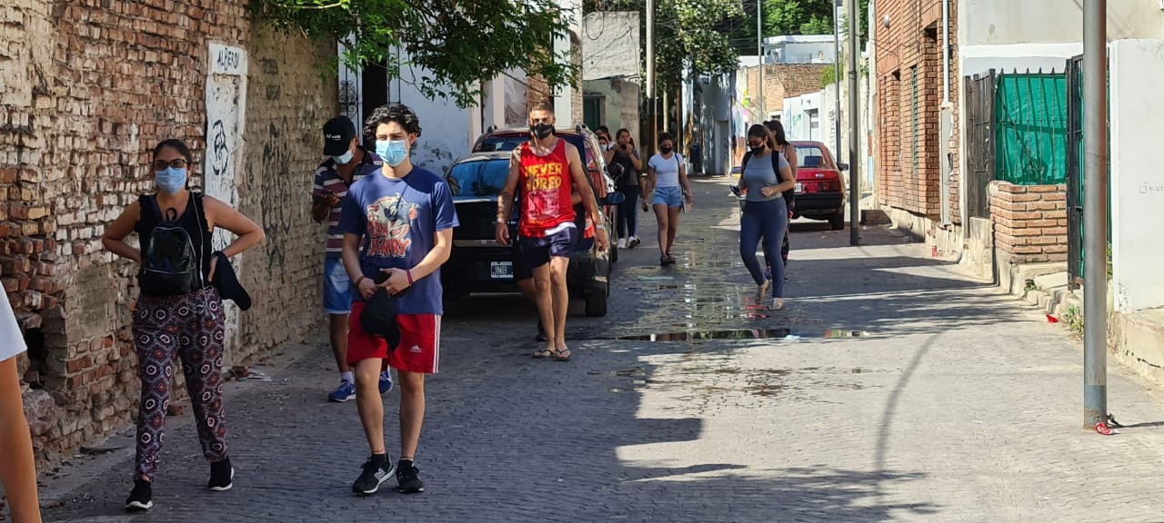 VIDEO: Centenares de personas con síntomas de covid  hacen largas colas para realizar testeos en Córdoba | Córdoba