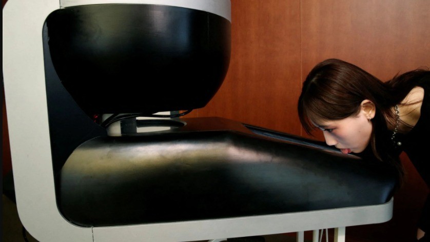 Un científico japonés creó una pantalla que se puede lamer para saborear lo que se está viendo | Redes